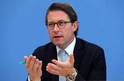 El ministro de Transporte, el socialcristiano bávaro Andreas Scheuer, presenta las nuevas regulaciones del diésel este martes en Berlín.