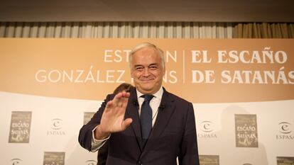 El vicesecretario general institucional del PP, Esteban González Pons, saluda a su llegada a la presentación de su libro ‘El escaño de Satanás’, este miércoles en Madrid.