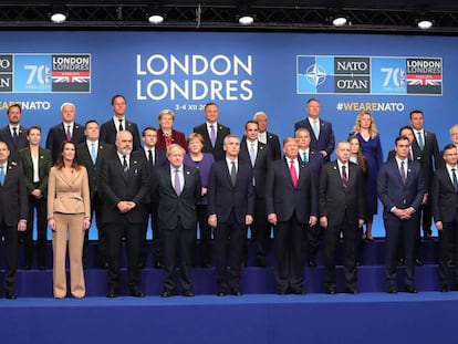 Foto de familia de los miembros de la OTAN, este miércoles en Watford (Londres). En vídeo, declaraciones del secretario general de la OTAN, Jens Stoltenberg.