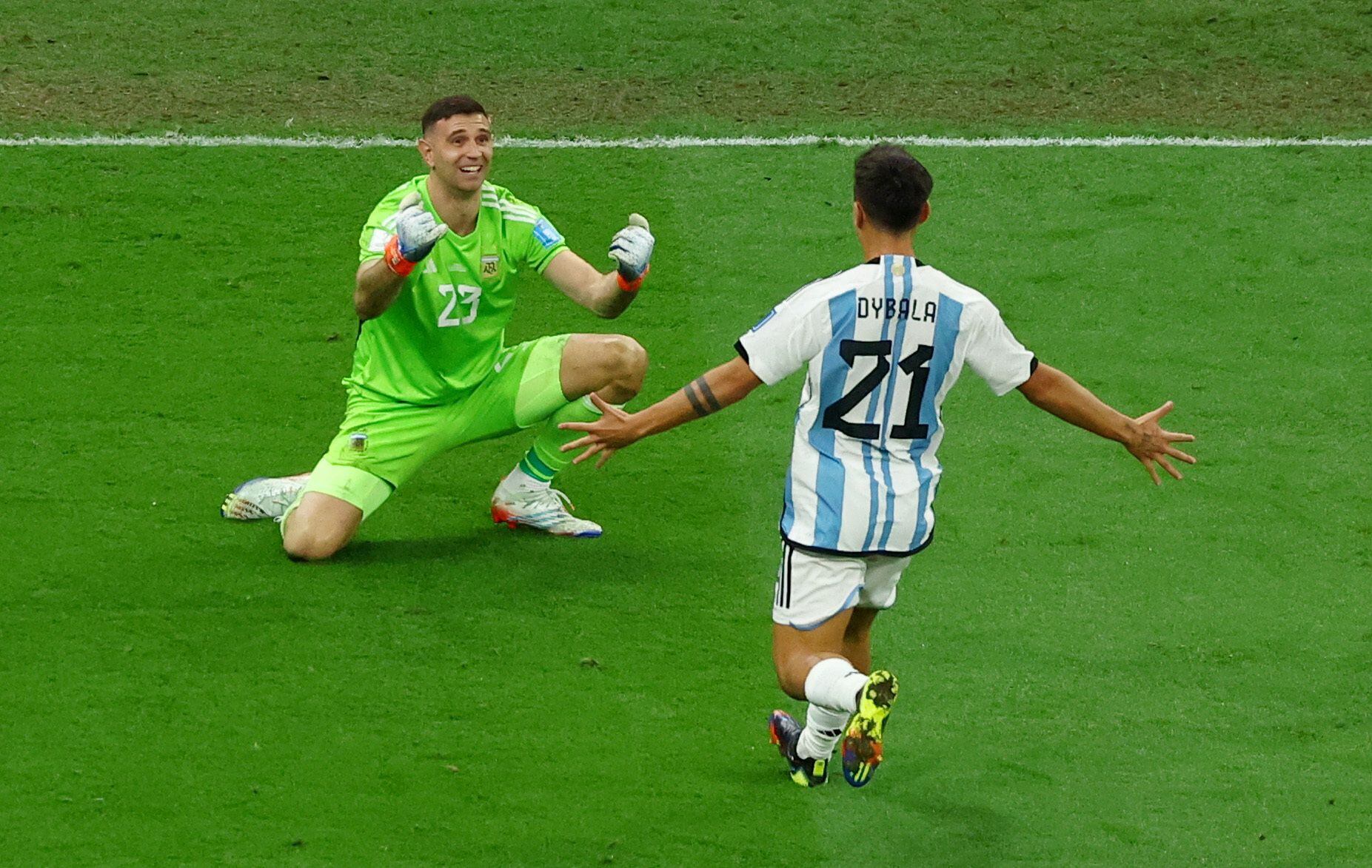 Emiliano Martínez y Paulo Dybala celebran la victoria de Argentina tras los penaltis. 