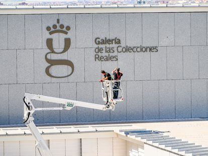 Colocación del logotipo de la Galería de las Colecciones Reales, el pasado 25 de mayo. Foto: Europa Press.