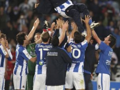 Los jugadores de la Real mantean a Aranburu.