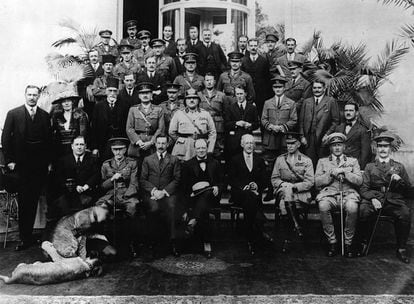 1921: Miembros de la Mesopotamia Commission, entre los que se incluye Gertrude Bell (segunda por la izquierda, segunda fila), T E Lawrence es el cuarto por la derecha en la segunda fila.