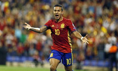 Thiago Alcántara celebra el tercer gol de España ante Albania.