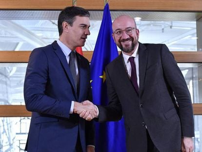 Pedro Sánchez saluda al presidente del Consejo Europeo en Bruselas, este miércoles. En vídeo, declaraciones de Pedro Sánchez.