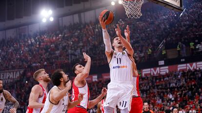 Hezonja lanza a canasta.