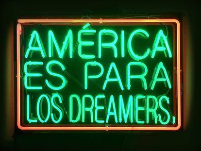 América es para los dreamers (detalle). 2016-2017. Patrick Martínez. Cortesía AltaMed Health Services.