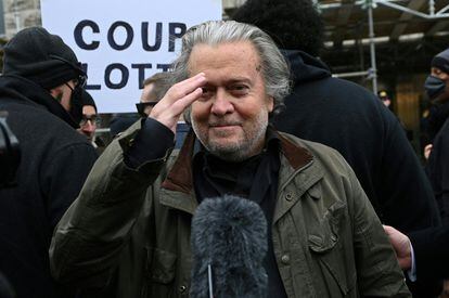 Steve Bannon, upon his arrival at the FBI in Washington to surrender to justice, this Monday.