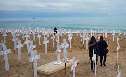 Cruces que representan a las mujeres asesinadas por violencia machista, expuestas el pasado 8 de marzo en Vinarós.