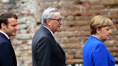 Emmanuel Macron, presidente de Francia, Jean-Claude Junker, presidente de la Comisi&oacute;n Europea, y &Aacute;ngela Merkel, canciller alemana.