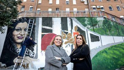 Boutaina El Hadri, gerente de la ONG valenciana Jovesólides y secretaria general del movimiento Fuerza Migrante, y la voluntaria Rahma El Basraoui, ante un mural pintado en el barrio de La Coma (Paterna) dedicado a la diversidad cultural.