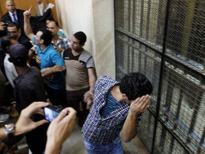 Uno de los condenados oculta su rostro, hoy en El Cairo.