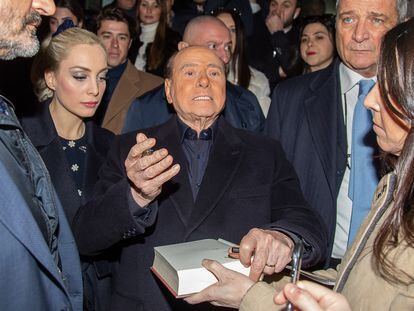 Silvio Berlusconi, líder de Forza Italia, firma un autógrafo tras votar en Lombardía el domingo.