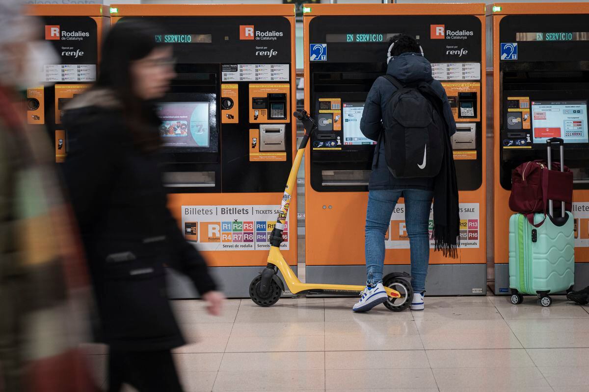 Renfe prohibirá el acceso de patinetes eléctricos en todos los trenes a partir del 12 de diciembre | Economía