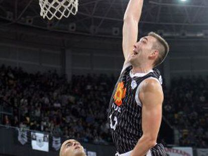 El p&iacute;vot del Bilbao Basket Axel Hervelle entra a canasta ante la mirada de Xabi Rey.