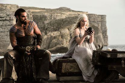 "No quiero ser su reina, quiero ir a casa”, le dice Daenerys a su hermano cuando están a punto de conocer a su marido de conveniencia. "Yo le doy una reina, él me da un ejército", contesta Viserys. Comienza así una de las historias de amor más vitoreadas (y breves) en la serie que mucho tiene que ver con la fundación de la fuerte personalidad de Daenerys. Ante un matrimonio que no quiere con Khal Drogo, un hombre que la trata al principio de forma salvaje, Daenerys reacciona. Enseña a Drogo cómo debe tratarla, demuestra que no es un objeto de cambio y se hace con el respeto de todo el clan.