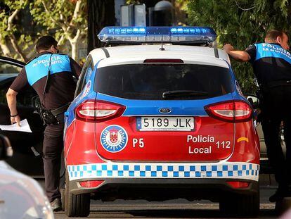 Dos agentes de la Policía local de San Sebastián de los Reyes. 