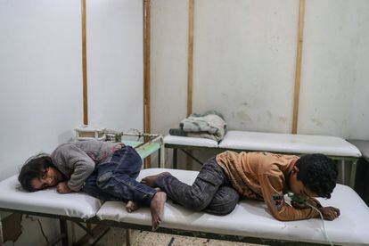 Los bombardeos sobre Guta Oriental, bastión opositor en la periferia de Damasco (Siria), continúan a pesar de que el Consejo de Seguridad de la ONU adoptó el sábado una resolución que pide una tregua en todo el país para permitir el envío de ayuda humanitaria y la evacuación de los heridos graves. En siete días murieron más de 500 personas, según el Observatorio Sirio de los Derechos Humanos (OSDH). Entre ellos, decenas de niños.