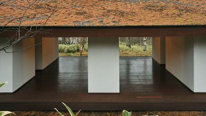 En su primer trabajo, Yamamoto indagó en el espacio intermedio en esta casa en el bosque con cuatro habitaciones cerradas en la que la vida se hace en el porche.