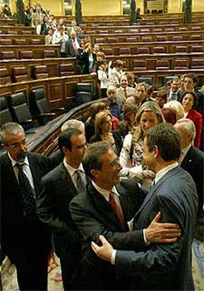 Diputados socialistas hacen cola en el Congreso para felicitar a José Luis Rodríguez Zapatero.