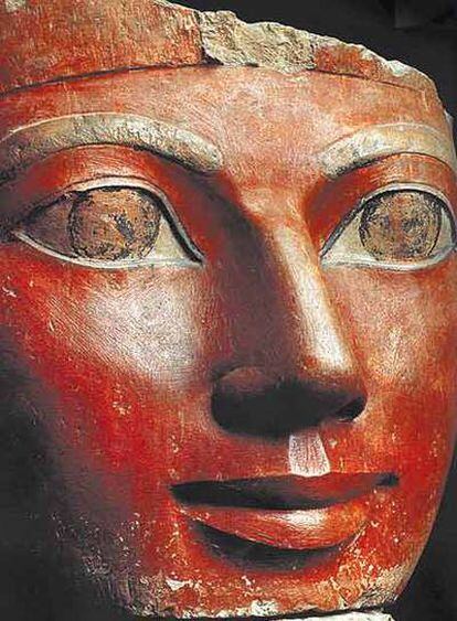 Cabeza de piedra caliza de Hatshepsut, en el Museo Egipcio de El Cairo.