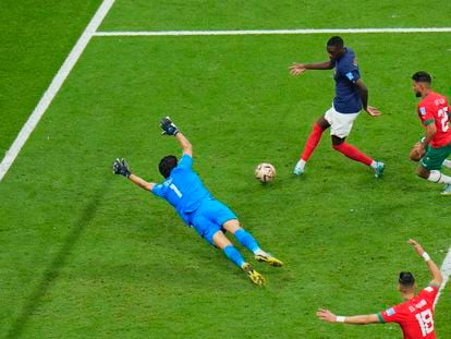 France's Randal Kolo Muani scores during the World Cup semifinal soccer match between France and Morocco at the Al Bayt Stadium in Al Khor, Qatar, Wednesday, Dec. 14, 2022. (AP Photo/Hassan Ammar)