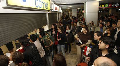 Viajeros afectados por la cancelación de un vuelo protestan este lunes ante los mostradores de la compañía.