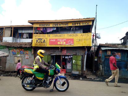 Lawrence Mbogo conduce su mototaxi por el barrio de Kibera, en Nairobi.