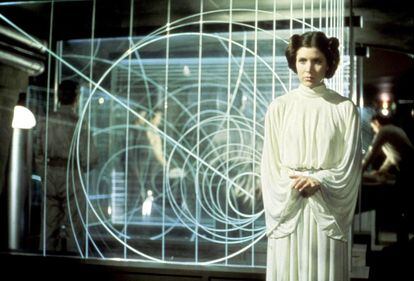 Carrie Fisher, durante el rodaje de 'La Guerra de las Galaxias'. La película escrita y dirigida por George Lucas, se estrenó en todo el mundo el 25 de mayo de 1977. Obtuvo seis premios Oscar y fue la película más taquillera de todos los tiempos hasta el estreno de 'E.T., el extraterrestre' (1982), de Steven Spielberg.