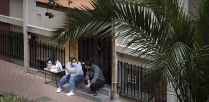 La Raquel i el David, a Ciutat Meridiana, a primera hora, abans de l'arribada d'altres veïns per concentrar-se i de la comitiva judicial.
