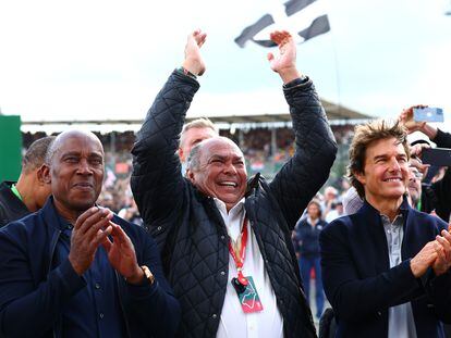 El padre de Checo Pérez, Antonio Pérez Garibay (al centro), junto a Anthony Hamilton (izquierda) y Tom Cruise,  durante el Gran Premio de F1 de Gran Bretaña, el 3 de julio de 2022 en Northampton (Inglaterra).