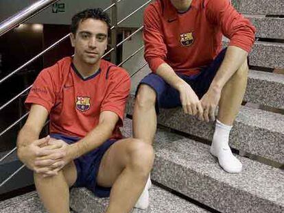 Xavi (a la izquierda) e Iniesta, en el Camp Nou, antes del viaje a Japón.
