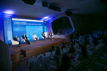 De izquierda a derecha: Álex Grijelmo, responsable de la Unidad de Edición de EL PAÍS; Antonia Jiménez, secretaria general de la Asociación de Investigación, Prevención e Intervención del Suicido y Familiares y Allegados en Duelo por Suicidio (RedAIPIS-FAeDS); Benedicto Crespo-Facorro, catedrático de Psiquiatría de la Universidad de Sevilla y director de la Unidad de Gestión Clínica de Psiquiatría del Hospital Virgen del Rocío, y Ana Fuentes, directora de “Código de Barras”, en Cadena SER, y columnista de EL PAÍS.