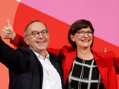 Norbert Walter-Borjans y Saskia Esken celebran su victoria en las elecciones al coliderazgo del Partido Socialdemócrata alemán.
