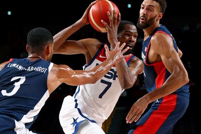 Kevin Durant penetra a canasta entre Luwawu-Cabarrot y Gobert