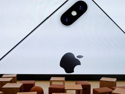 Foto de un dispositivo iPhone X en el centro de visitas de Apple