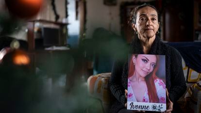Patricia Pulido sostiene un retrato de su hija Ivonne Romero, en su casa en Bogotá, el 30 de noviembre del 2023.