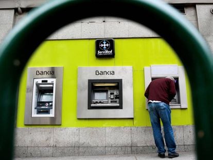 Un cliente usa un cajero de Bankia, en Madrid.
