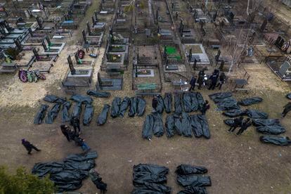 Varios policías ucranios trabajaban este miércoles en la identificación de los civiles asesinados en Bucha.