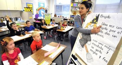 La profesora Milena Jimenez imparte una clase de español en Carolina del Norte, EE UU.