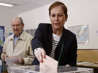 La presidenta del Gobierno de Navarra, Uxue Barkos, deposita su voto en Pamplona.
