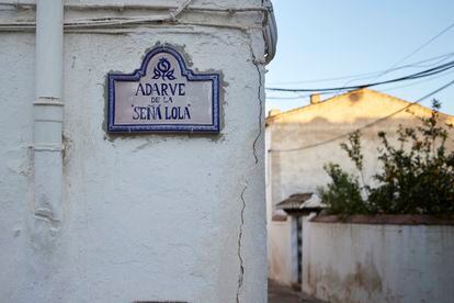La calle de de Adarve de la Señá Lola en el pueblo de Melegís, El Valle, en Granada.