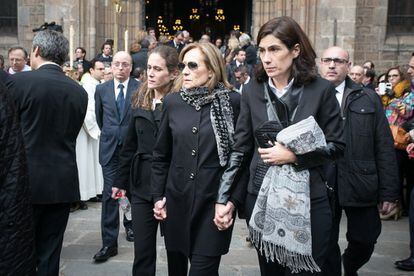Consuelo García-Píriz, viuda de José Manuel Lara Bosch, acompañada de algunos familiares, tras el funeral.