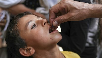 Un niño recibe la vacuna del sarampión en una campaña de inmunización en Tabqa (Siria).