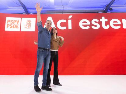 El presidente del Gobierno, Pedro Sánchez, junto con Diana Morant, en el congreso de Benicàssim de este domingo.