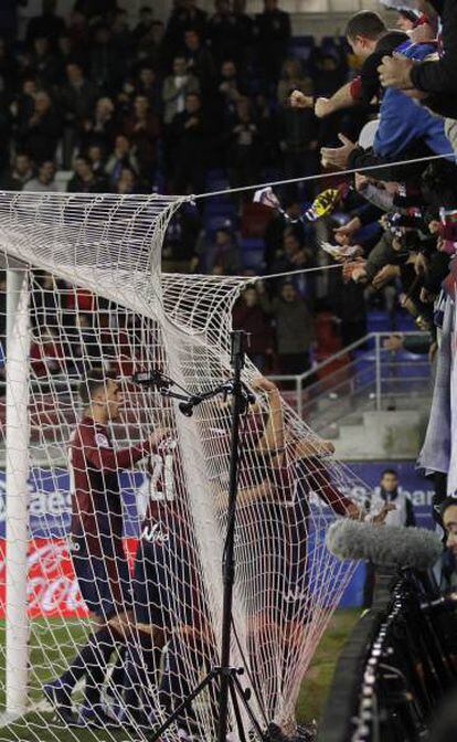 Futbolistas y aficionados del Eibar celebran el segundo gol del equipo vasco.