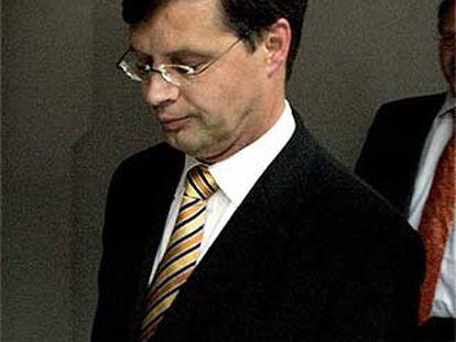 Jan Peter Balkenende, ayer tras anunciar la caída de su Gobierno.
