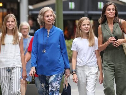 La reina Letizia, con sus hijas y la reina Sofía, por las calles de Palma.