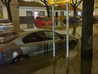 Una calle inundada de Sevilla, en la madrugada de este viernes.