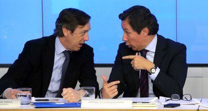 Carlos Floriano (d) junto a Rafael Hernando en el Comit&eacute; Ejecutivo del PP.